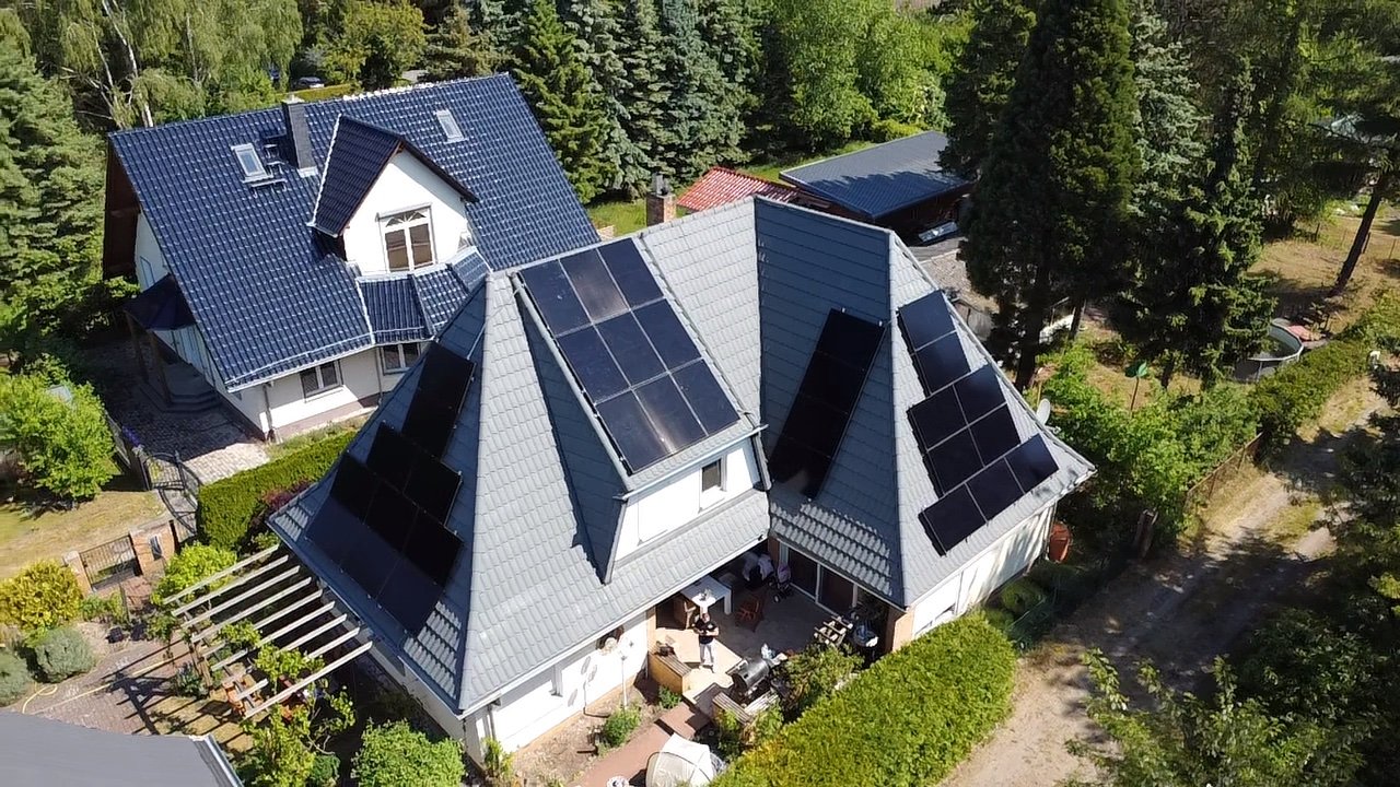 PV-Anlage Schrägdach Berlin – Drohnenaufnahme