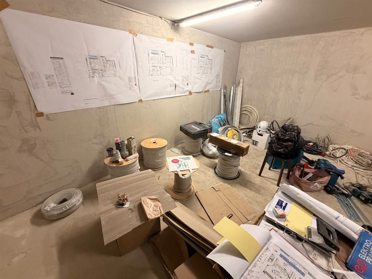 Installationsmaterial und Planunterlagen während der Elektrosanierung