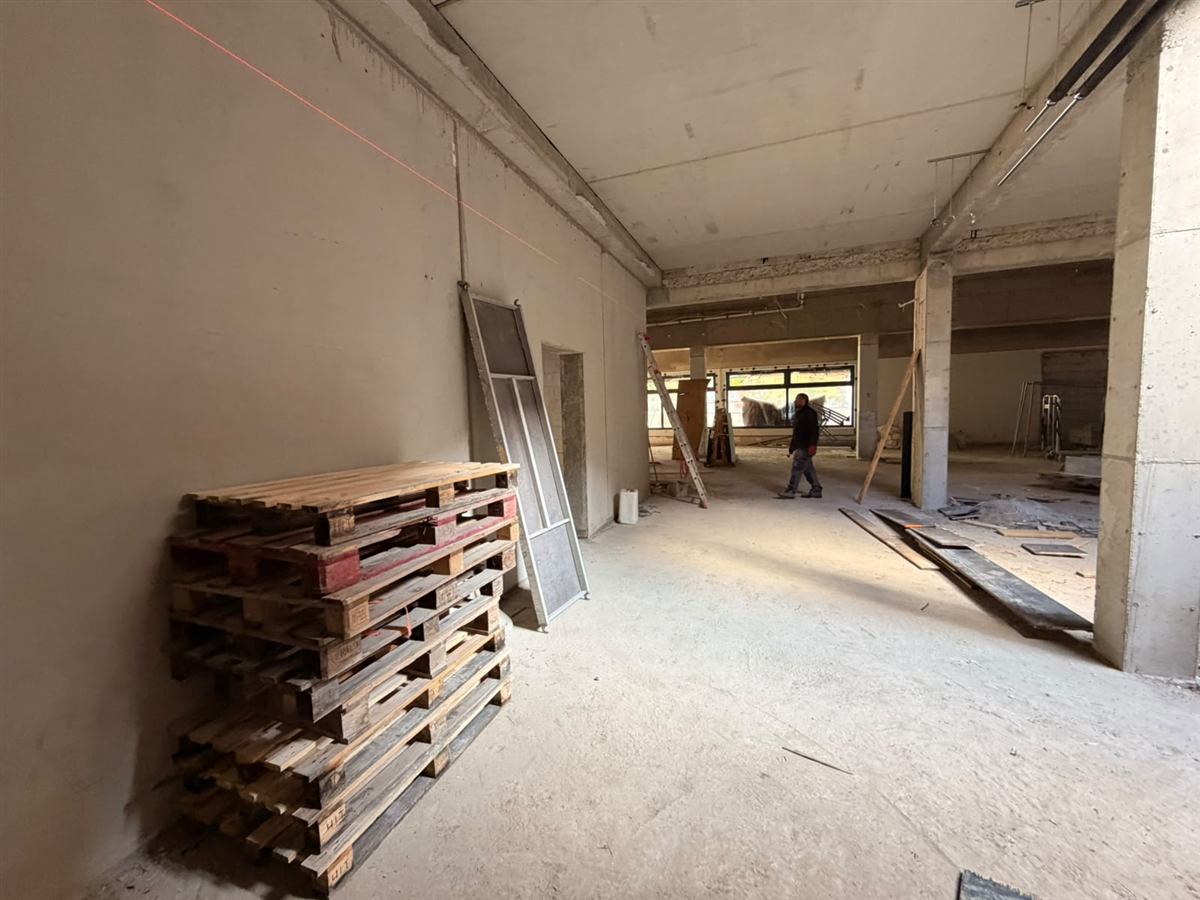 Innenraum während des Ausbaus mit Baumaterial