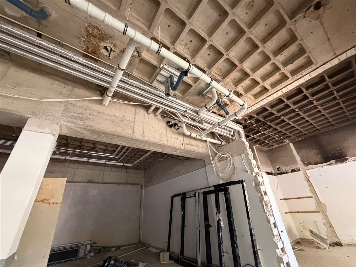 Deckeninstallationen und vorbereitete Installationsflächen