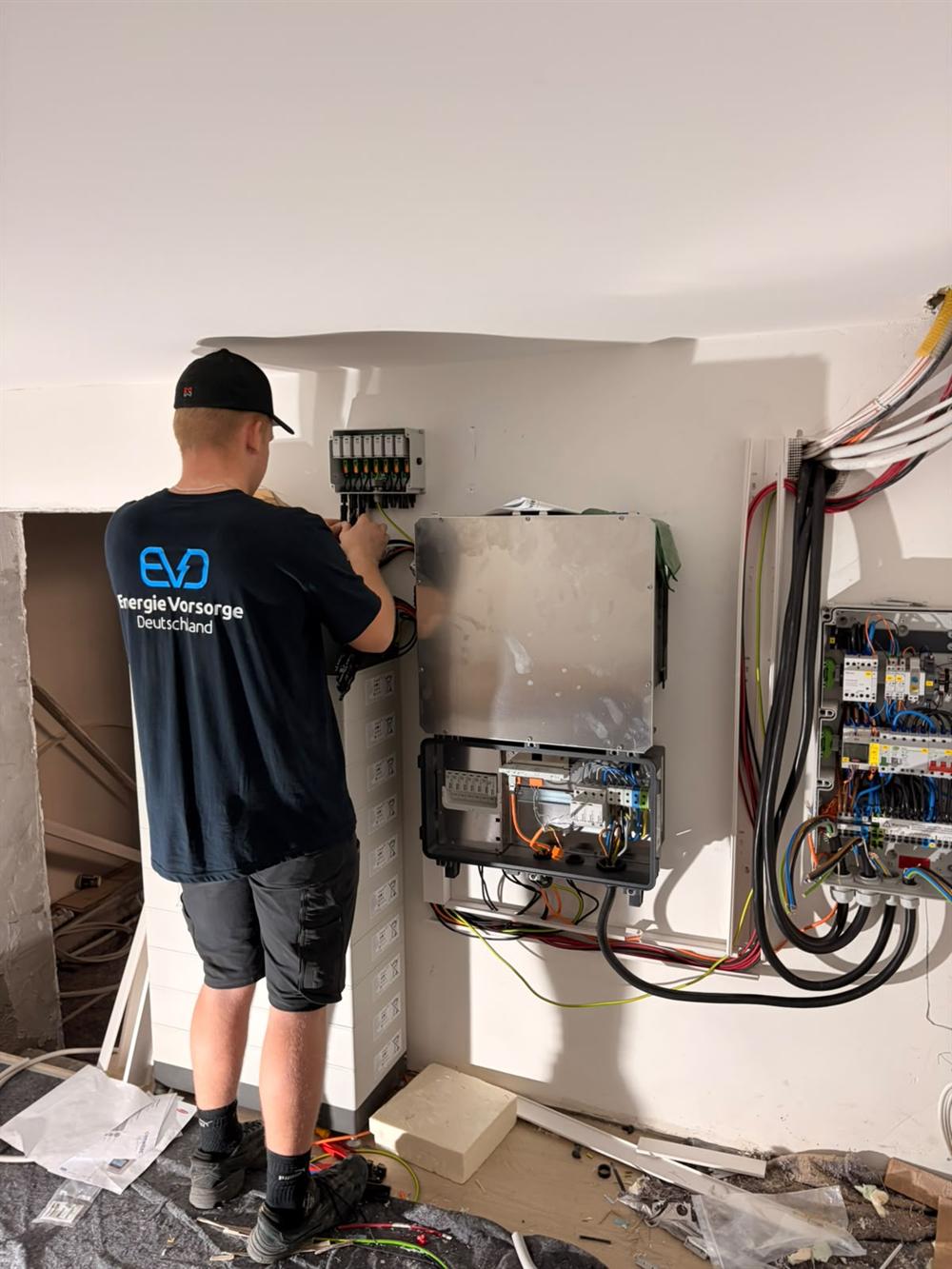 Platzhalteraufnahme eines Facharbeiters bei einer technischen Installation
