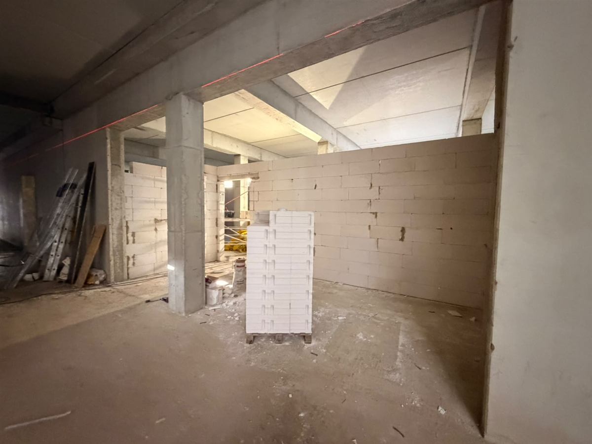Rohbauraum mit Stützen und Trennwänden