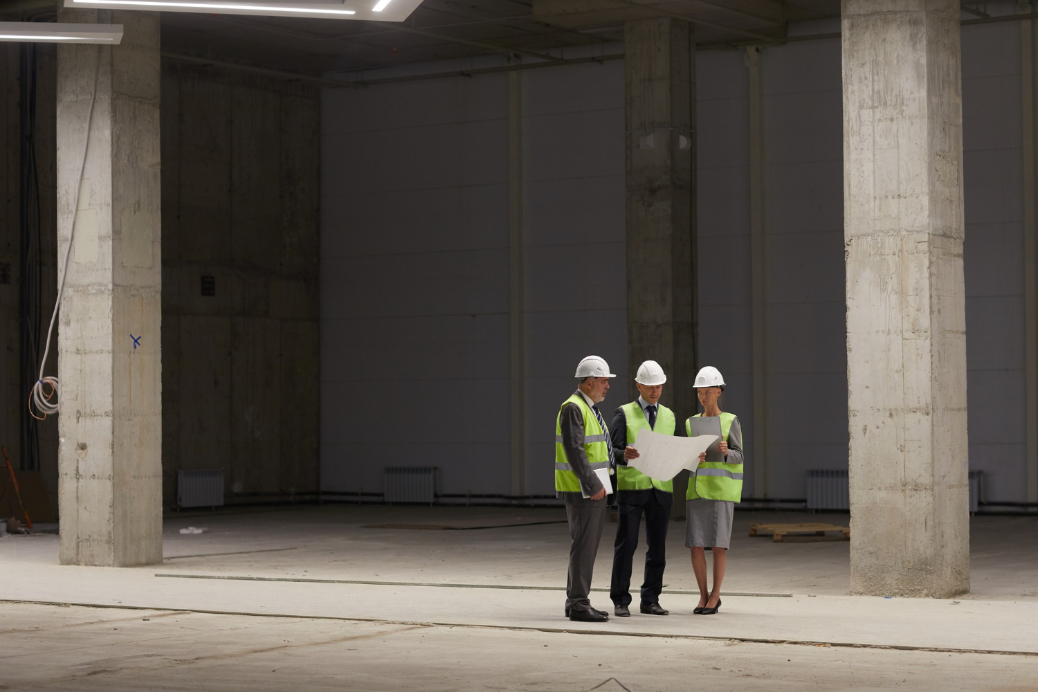 Elektrofachkraft bei Arbeiten an einer technischen Anlage