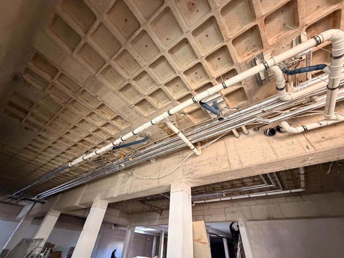 Leitungsführungen unter einer Rohbaudecke