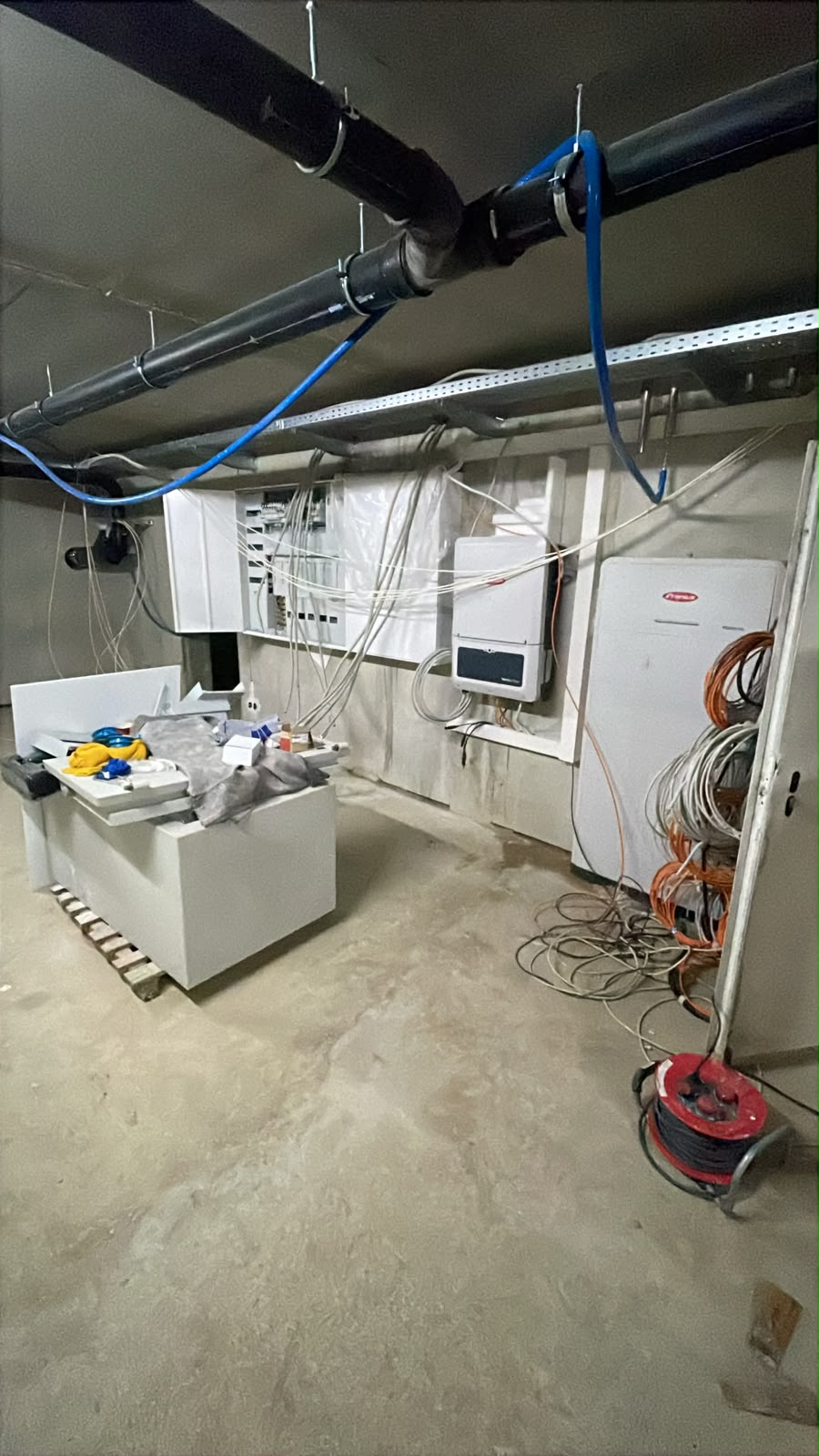 Elektrofachkraft an einer technischen Verteilung