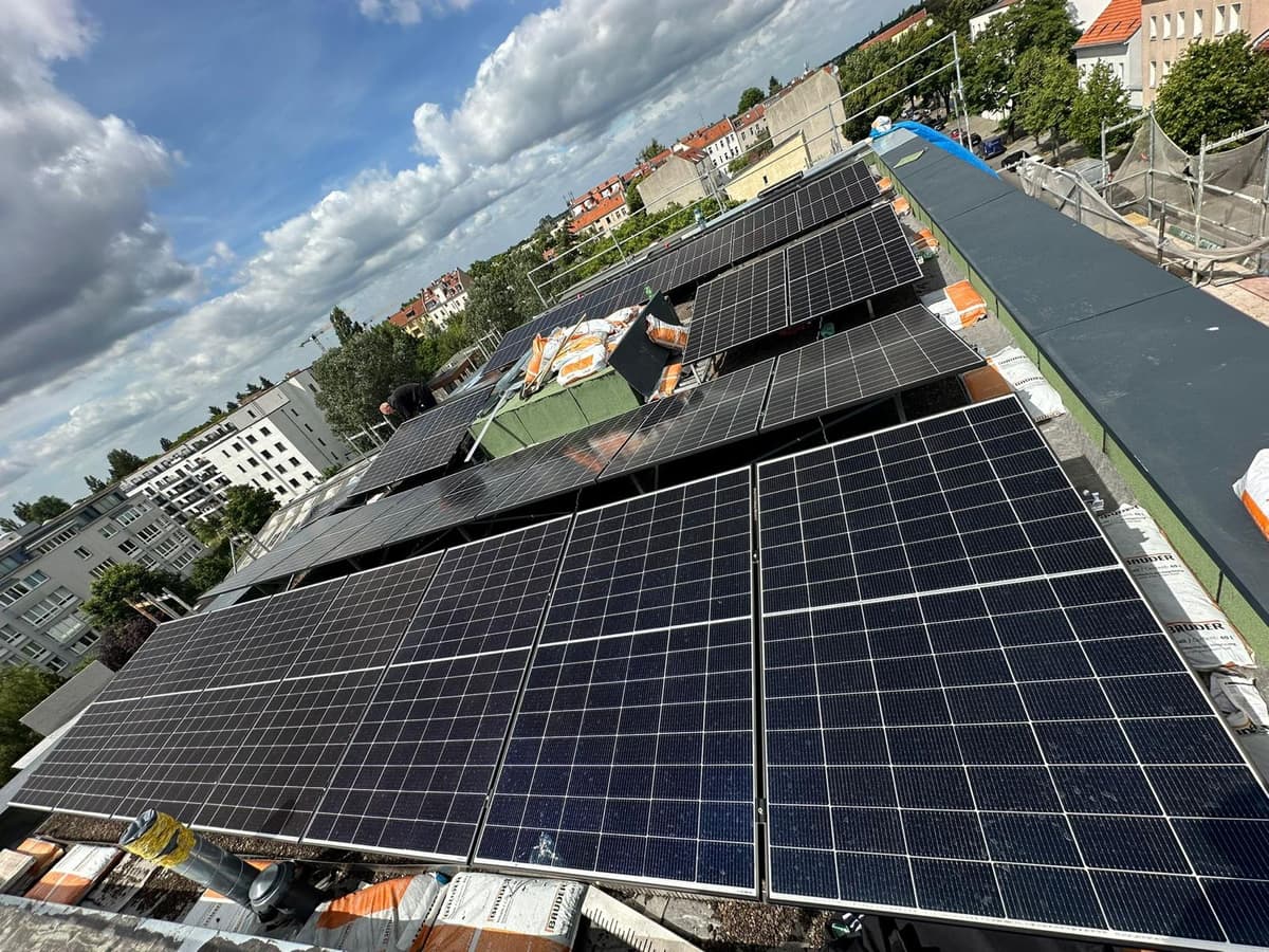 Photovoltaikanlage auf einem Gründach in Berlin-Wedding