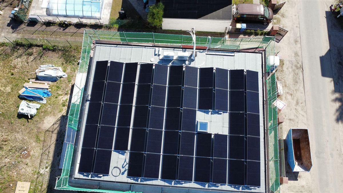 Photovoltaikmodule auf dem Flachdach aus einer zweiten Luftperspektive