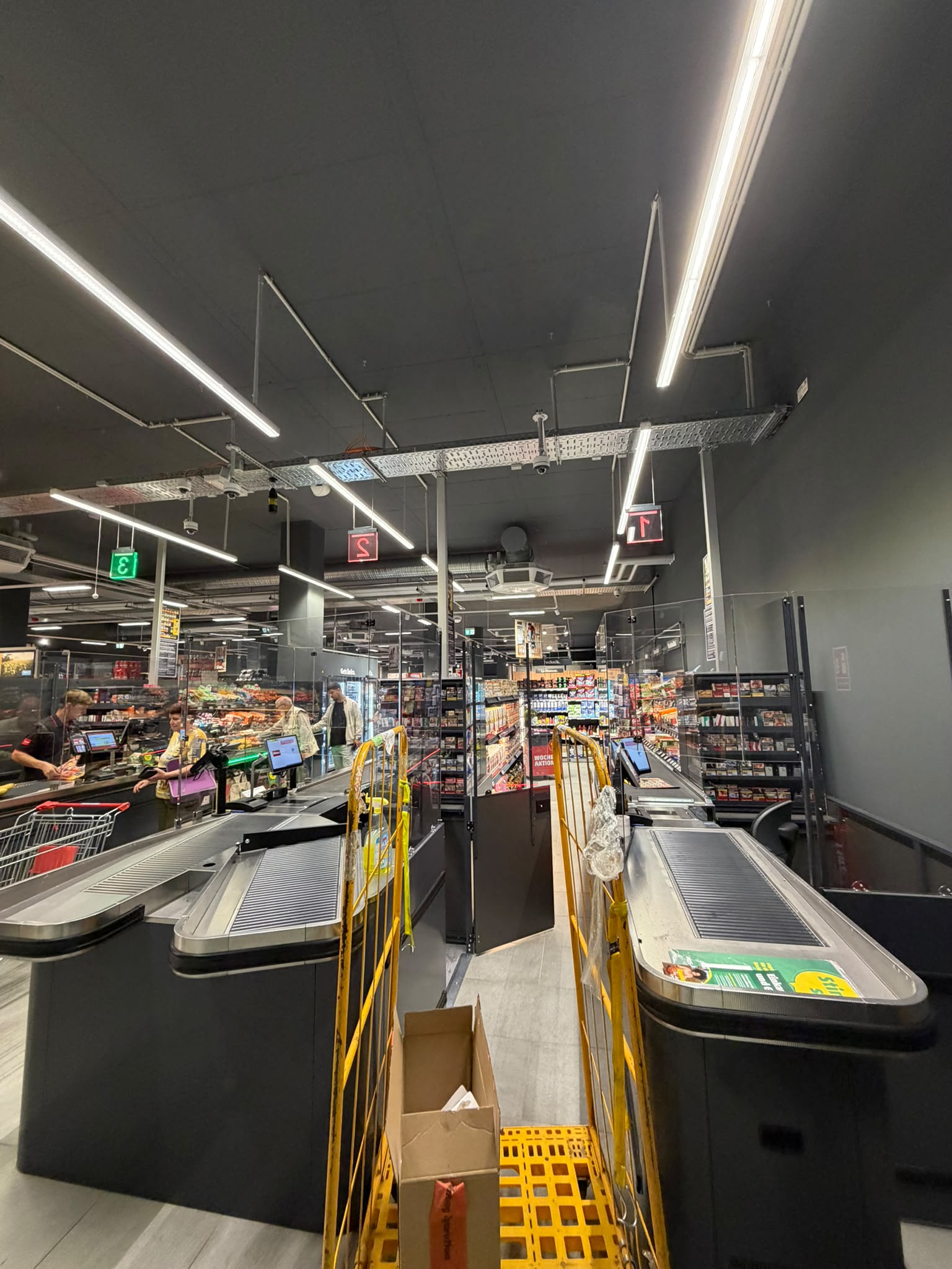 Kassenbereich eines Supermarkts mit Deckenbeleuchtung