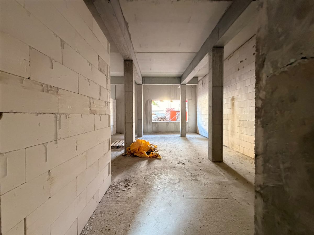 Flur im Rohbau mit unverputzten Wänden