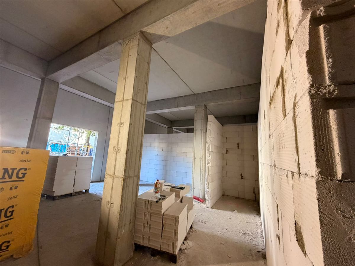 Offener Innenraum mit Baustoffen im Rohbau