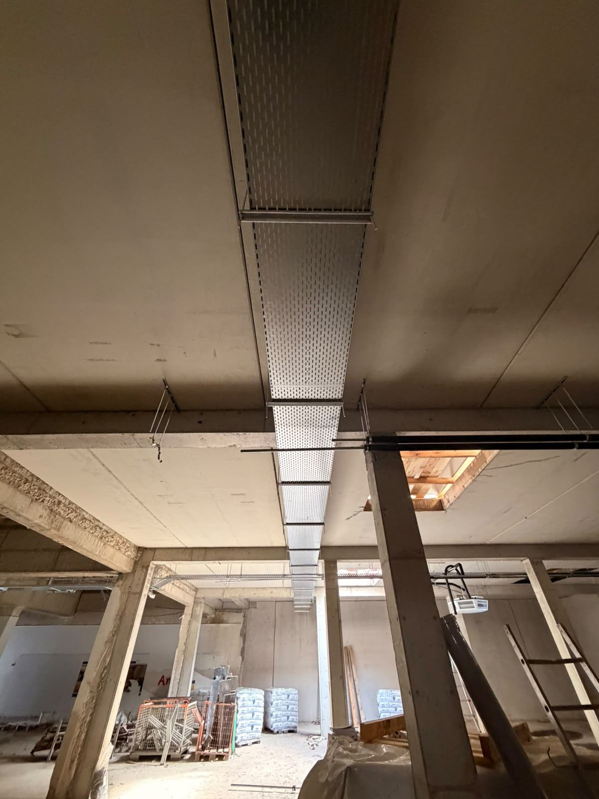 Kabeltrasse an der Decke des Supermarkts während des Rohbaus