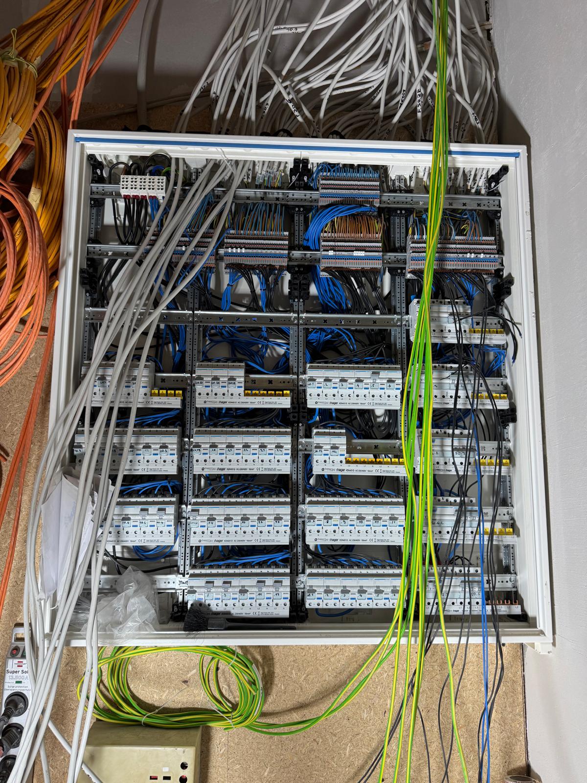 Offene Elektroverteilung mit verdrahteten Stromkreisen