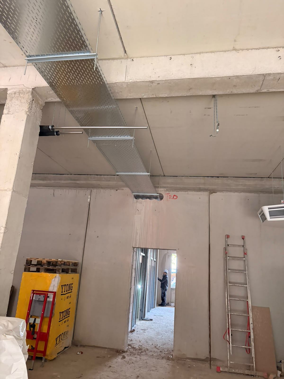 Abgehängte Kabeltrasse über einem Durchgang im Ausbau