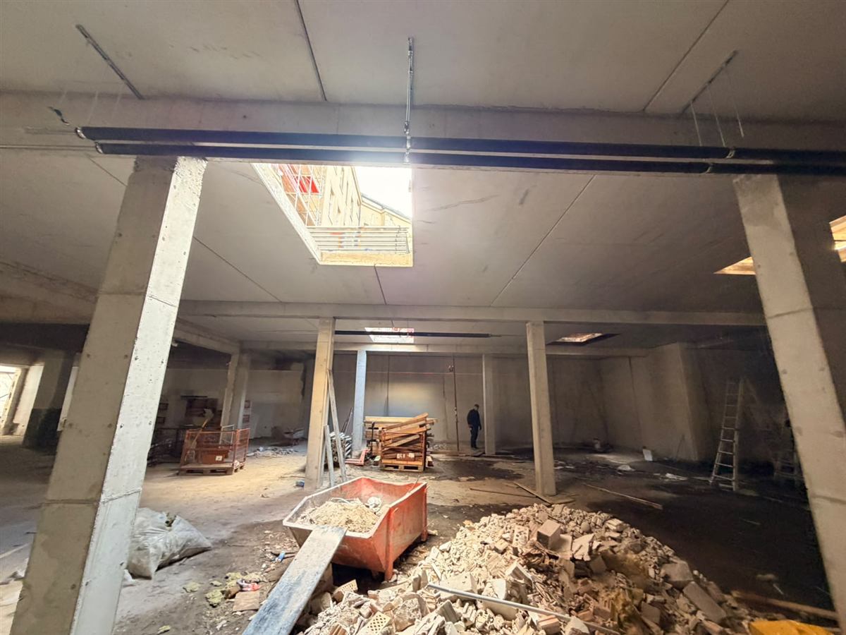 Großer Rohbauraum mit Deckenöffnung